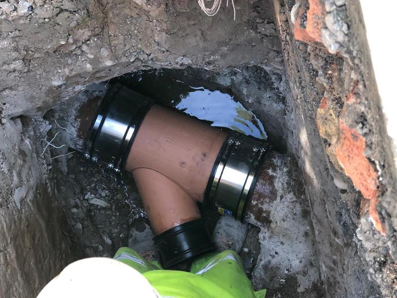an oblique pre-formed junction in situ in a drain. 